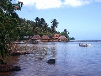 An der Nordostküste von Taha liegt das Motu Tuvahine, Motus sind kleine mit Palmen bestandene Inseln, die sich auf dem äußeren Korallenring gebildet haben. Hier kann man Ferien vom Ich machen. : Auslegerboot, Schilfdachhaus